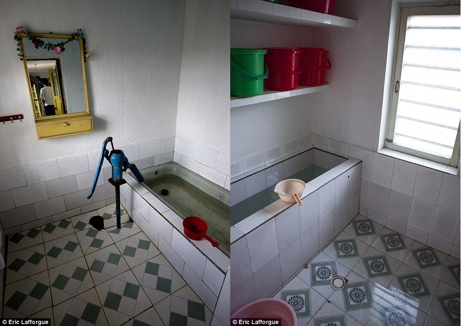 Phòng Lafforgue ở có nhà tắm riêng với bồn cầu, một điều xa xỉ ở khu vực này. Nước được làm nóng bằng cách cho một thiết bị sục vào trong. 