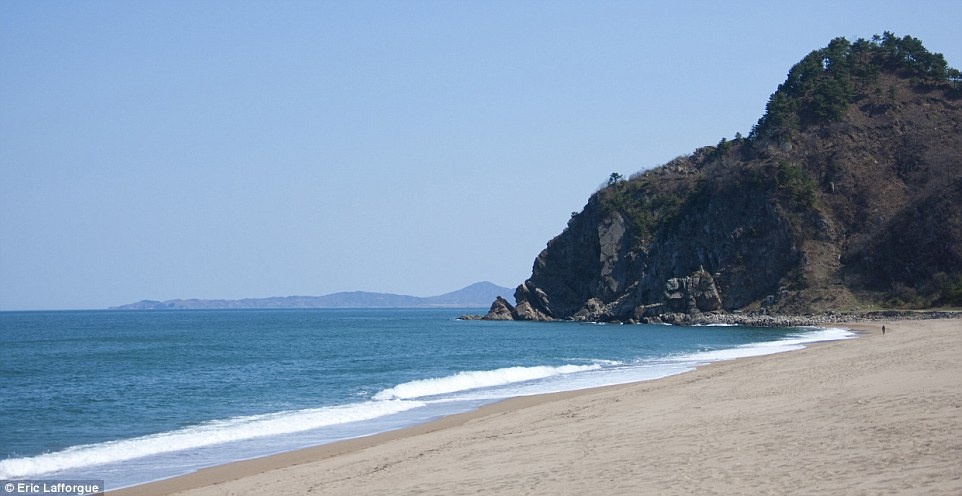 Jung Pyong Ri  là một làng chài xinh đẹp nơi du khách có thể trải nghiệm cuộc sống bình yên nơi thôn dã. 