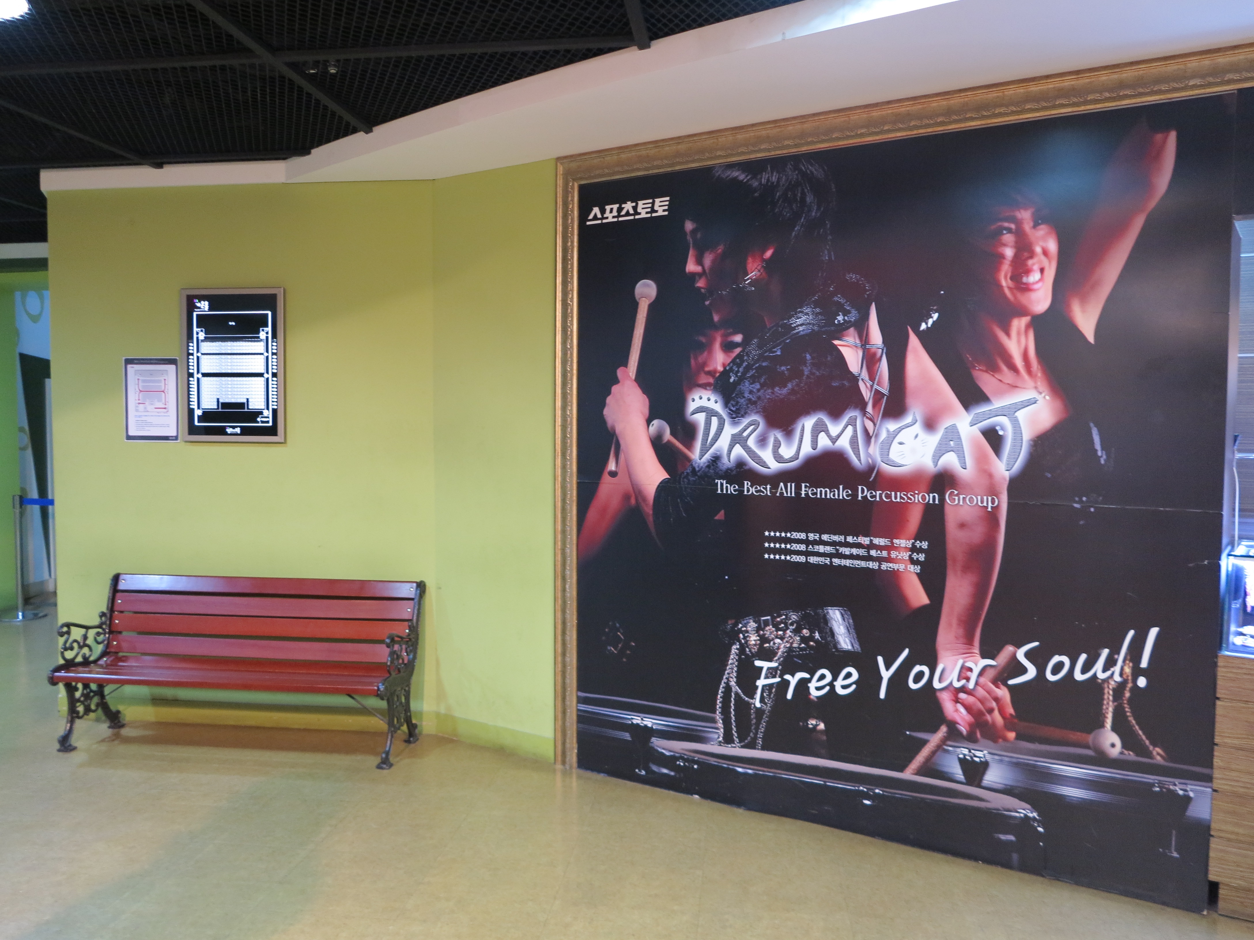 Những show diễn nghệ thuật đương đại như Drumcat luôn thu hút khán giả. Ảnh: Vietravel.