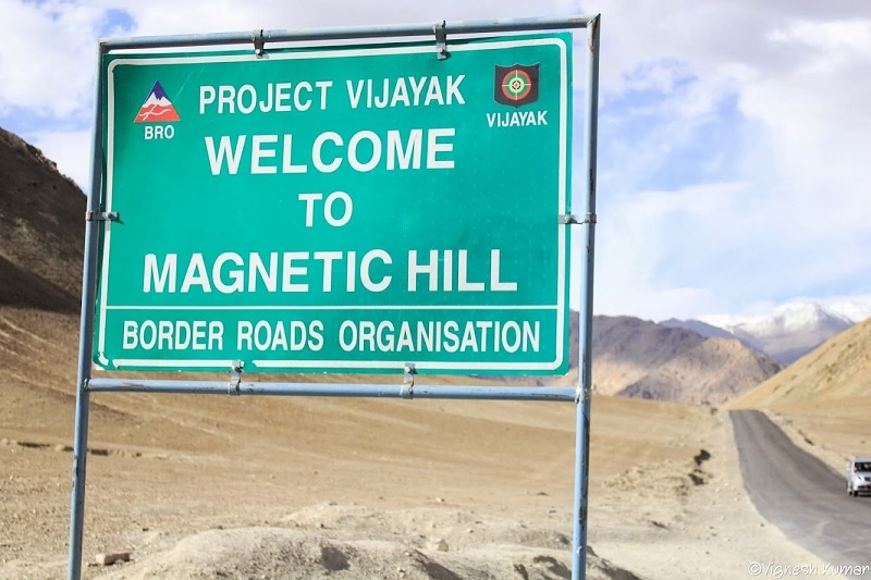 6. Đồi Nam Châm, Ladakh: Ở độ cao 3.352 m trên mực nước biển, đồi Nam Châm là một trong những điểm không thể bỏ qua trên đường tới Leh. Nó nổi tiếng với khả năng kéo một chiếc xe về phía mình du xe không nổ máy. Đó là một trải nghiệm lạ lùng, nhưng thực tế đó chỉ là một ảo giác quang học do đồi trọng lực tạo ra. Đồi Nam Châm là một trong những đồi trọng lực nổi tiếng nhất thế giới.