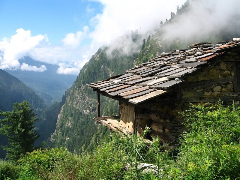 7. Làng hậu duệ  của Alexander Đại Đế - Malana, Himachal Pradesh: Nằm ở phía Đông Bắc thung lũng Kullu, Malana còn được coi là “Tiểu Hy Lạp của Ấn Độ” vì người dân nơi đây tin rằng mình là hậu duệ của Alexander Đại Đế. Ngôi làng cổ này nằm tách biệt với thế giới, họ hoạt động theo hệ thống chính trị bản xứ riêng. Chỉ có khoảng 100 nóc nhà trong ngôi làng này, nhưng ở đây nổi tiếng với Malana Cream, loại thuốc phiện nặng nhất và có chất lượng cao nhất.