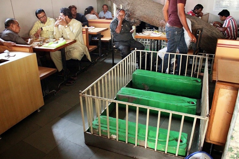 12. Ăn tối với người chết – nhà hàng New Lucky, Ahmedabad: Nhà hàng này được xây dựng trên nghĩa trang đạo Hồi. Các ngôi mộ nằm giữa bàn ăn được cho là của một vị thánh Sufi ở thế kỷ 16.  Nhà hàng này rất đông khách và người chủ cho biết các nấm mộ là linh vật may mắn của mình.