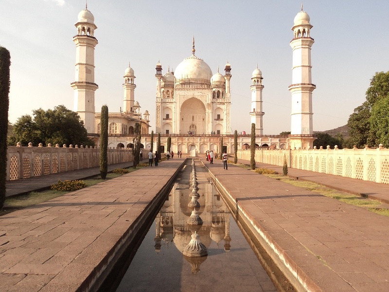 21. Bản sao Taj Mahal - Bibi Ka Maqbara, Aurangabad: Được xây dựng vào cuối thế kỷ 17 sau khi bản gốc được hoàn tất chưa đầy 30 năm, Bibi Ka Maqbara còn được gọi là “Taj Mahal của người nghèo”. Công trình này do vua  Aurangzeb ra lệnh xây dựng và được hoàng tử Azam Shah hoàn tất để tưởng nhớ vợ cả của đức vua.  Dù không có được quy mô và độ lộng lẫy của phiên bản gốc, Bibi Ka Maqbara vẫn có một vẻ đẹp riêng.