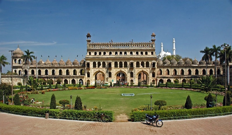 26. Cung điện phản trọng lực - Bada Imambara, Lucknow: Kỳ quan kiến trúc này được xây dựng vào thế kỷ 18. Nawab Asaf Ud Daulah đã thiết kế cung điện này, kết hợp giữa kiến trúc châu Âu và Ả Rập. Mái vòm chính dài tới 50 m và cao khoảng 10 m mà không không có cột chống hay dầm nào. Sảnh chính như một mê cung với hơn 1.000 cầu thang hẹp. 