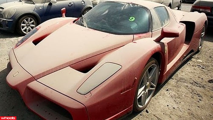Nghĩa địa siêu xe: Ferrari Enzo, Porsche, Jaguar, Audi, BMW... những chiếc siêu xe hàng triệu người mơ ước đang nằm phủ bụi với chìa khóa vẫn cắm trong ổ. Từng là đồ chơi của những triệu phú, những chiếc xe này bị bỏ rơi khi chủ của chúng phá sản và chạy trốn do Dubai có luật về nợ rất nghiêm khắc. Hàng ngàn chiếc xe loại này đã bị tịch thu và được cảnh sát Dubai bán với giá siêu rẻ.