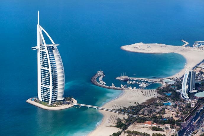 Khách sạn 7 sao duy nhất trên thế giới: Khách sạn Burj Al Arab có dạng cánh buồm với 202 phòng giá thấp nhất là <abbr class=