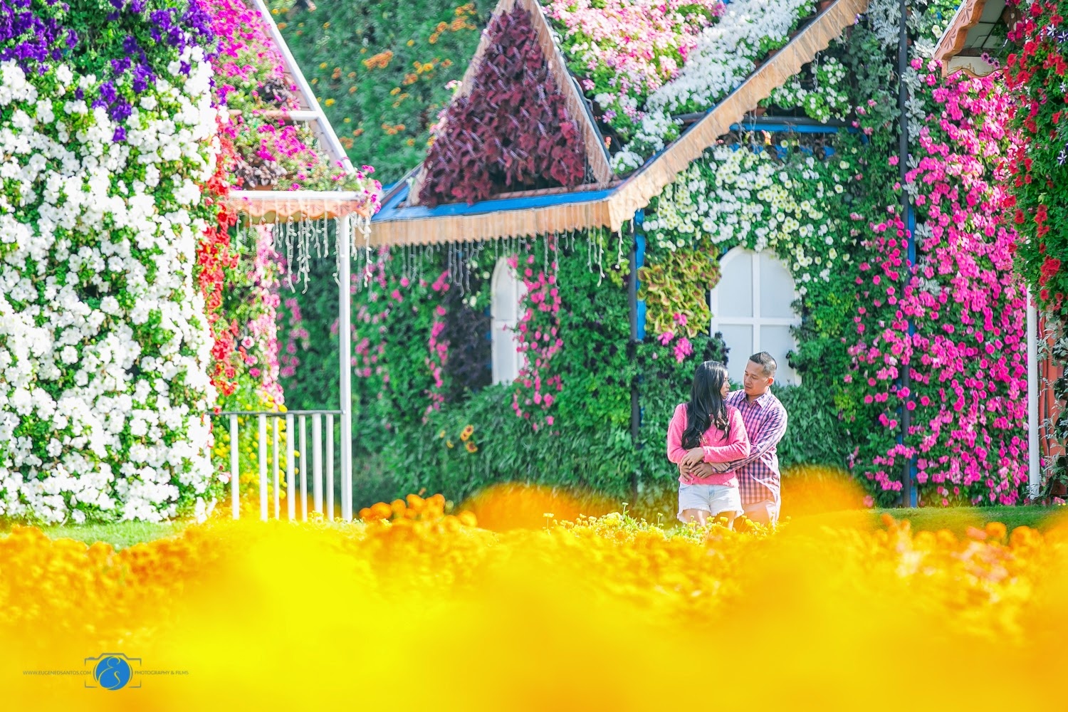 Vườn hoa Nhiệm Màu: Đúng như cái tên của nó, thật khó tưởng tượng nổi giữa một vùng đất sa mạc lại có một vườn hoa lộng lẫy và xanh tươi như thế. Khu vườn có tới hơn 45 triệu bông hoa, trải rộng trên diện tích 72.000 m2 và tiêu tốn tới hơn 11 triệu đôla để xây dựng. Ảnh: CNN.