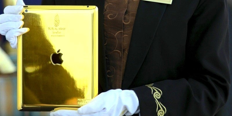 Ngoài ra, khách đặt phòng đều được sử dụng một chiếc ipad vàng miễn phí trong suốt thời gian ở đây.