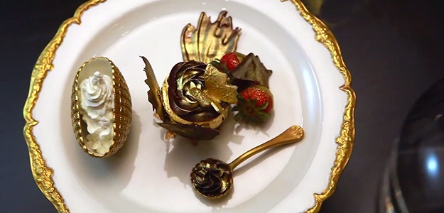 Đồ ăn phủ vàng: Ở Dubai, vàng xuất hiện ở khắp nơi, từ trong các họa tiết trang trí, quần áo, phụ kiện, thậm chí các khách sạn còn phục vụ những món ăn, rượu và đồ tráng miệng có vàng nguyên chất.