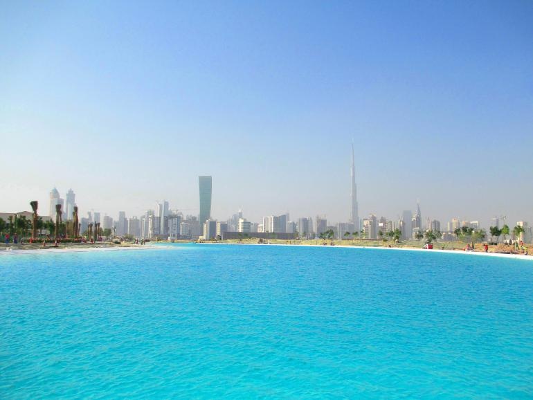 Hồ nước ngọt khổng lồ giữa sa mạc: Tham vọng của Dubai là xây dựng một hồ nước khổng lồ với diện tích lên tới hơn  360.000 m2, tương đương với 330 bể bơi Olympic và tiêu tốn tới 7,1 tỷ đôla. Hồ nước được đặt ở trung tâm thành phố và khi hoàn tất sẽ là hồ nước ngọt nhân tạo lớn nhất thế giới. Giai đoạn đầu đã xong và dự kiến toàn bộ dự án sẽ hoàn thiện vào năm 2020.  