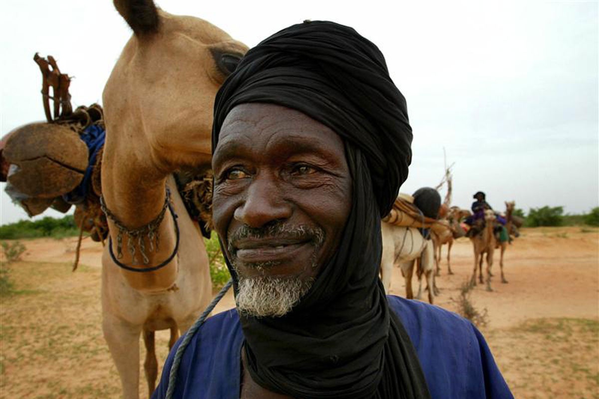 Rất ít người sinh sống ở sa mạc Sahara. Các bộ lạc như Tuareg sống ở rìa Sahara nhờ buôn bán, săn bắn và chăn nuôi gia súc. Phần trung tâm sa mạc gần như không có người sống.