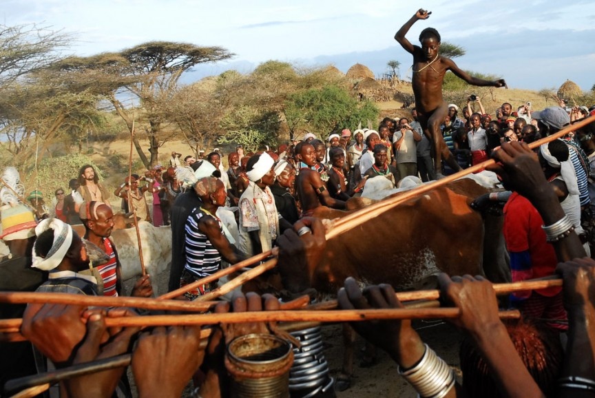 Cuộc thi nhảy bò của Hamar (Ethiopia): Trò nhảy bò là truyền thống của nhiều quốc gia trên thế giới, từ Hy Lạp tới Ấn Độ. Trò chơi này được coi như một kỹ thuật tập luyện hoặc một động tác nhào lộn. Với người Hamar, Ethiopia, trò nhảy bò đã trở thành biểu tượng của sự trưởng thành, bằng chứng cho thấy sức mạnh và sự dẻo dai của một người đàn ông. Để chứng tỏ  mình đã sẵn sàng kết hôn, các chàng trai người Hamar phải nhảy qua một con bò đực thiến 4 lần liên tiếp. Nếu thành công, chàng trai sẽ được công nhận là một người đàn ông và được phép lấy vợ.