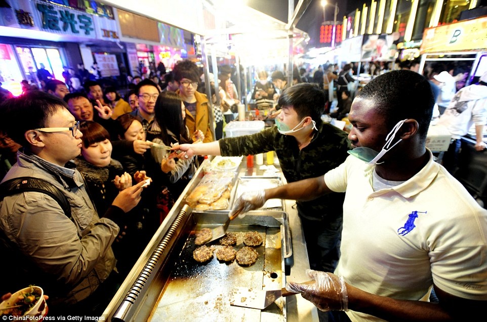 Nếu là du khách ghé thăm nơi này, bạn rất dễ quên mất mình chỉ được mang một lượng hành lý nhất định trên đường bay về, bởi tại đây có quá nhiều món hàng hấp dẫn.