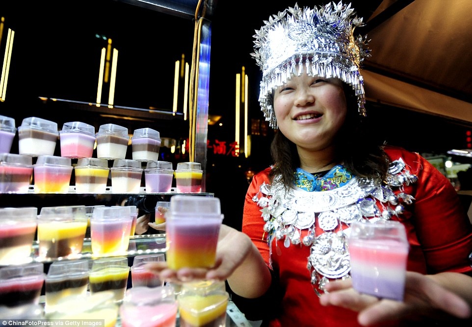 Các hàng ăn phục vụ đủ mọi món, từ món ăn truyền thống Trung Quốc tới bánh mì kẹp thịt, phù hợp với mọi thực khách. Những gian hàng bán rất nhiều đồ, từ đồ ăn, thức uống tới quần áo, đồ gia dụng. Chợ đêm Shenyang có doanh thu hơn <abbr class=