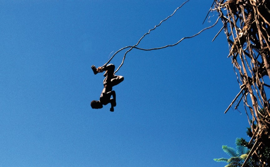 Nhảy bungee trên mặt đất ở Vanuatu: Những cậu bé của quốc đảo Vanuatu tập luyện cho lễ trưởng thành từ năm 7 - 8 tuổi bằng cách nhảy xuống từ các tháp nhỏ với dây quấn quanh cổ chân.  Tuy nhiên, để được công nhận là một người đàn ông, họ phải nhảy xuống từ một tòa tháp cao 30 m. Nếu cú nhảy đúng như dự định, người nhảy sẽ xuống đủ gần để chạm đầu vào đất. Các dây buộc không đàn hồi nên việc tính toán sai có thể dẫn tới thương tích và nhiều trường hợp tử vong. Cú nhảy là biểu tượng cho sự trưởng thành và bằng chứng cho sự nam tính của một chàng trai.