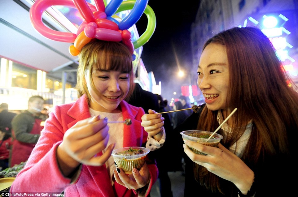 Do đó nếu còn đủ sức đi tiếp sau một ngày mua sắm, hãy ghé thăm chợ Shenyang để thưởng thức những món ăn tuyệt vời và hòa mình vào không khí sôi động nơi đây.