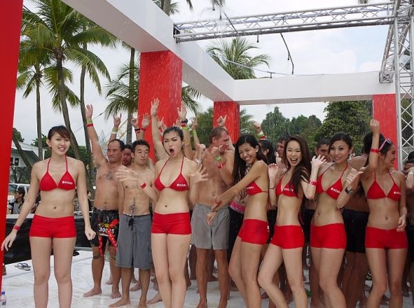 Kỷ lục nhiều người tắm cùng một lúc nhất thế giới được thực hiện vào ngày 26/10/2013 ở bãi biển Siloso với 263 người tham dự. Sự kiện này được tổ chức trước cuộc thi chạy zombie (xác sống) đầu tiên ở Singapore.