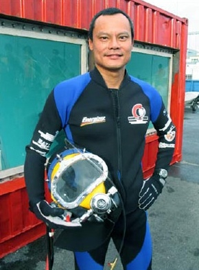 Kỷ lục lặn lâu nhất  trong môi trường có kiểm soát được thực hiện bởi ông Khoo Swee Chiow.  Bằng cách sử dụng chuông lặn, ông đã ở dưới nước 220 tiếng, từ 16 – 25/12/2005. 