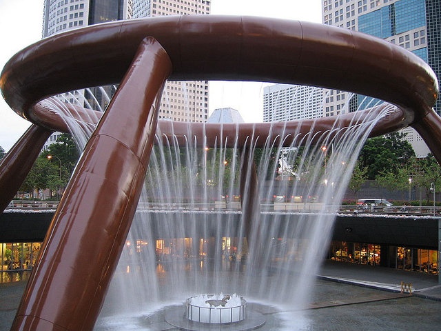 Đài phun nước lớn nhất thế giới “Fountain Of Wealth” nằm ở siêu thị Suntec City. Được làm từ đồng pha silic, đài phun có dạng hình tròn đường kính 66m với 4 chân chống. Nó nằm trên diện tích 1.683 m với chiều cao lên tới 13,8 m. Đây là biểu tượng của sự giàu có, thống nhất và của sự sống.  