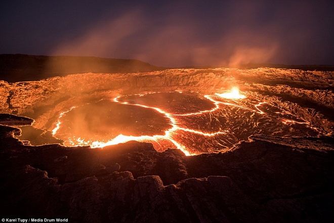 Đây được coi là hồ dung nham hoạt động liên tục lâu đời nhất thế giới. 
