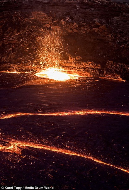 Tupy cho biết, khi đứng sát hồ dung nham ông đã sợ máy ảnh của mình bị tan chảy. 