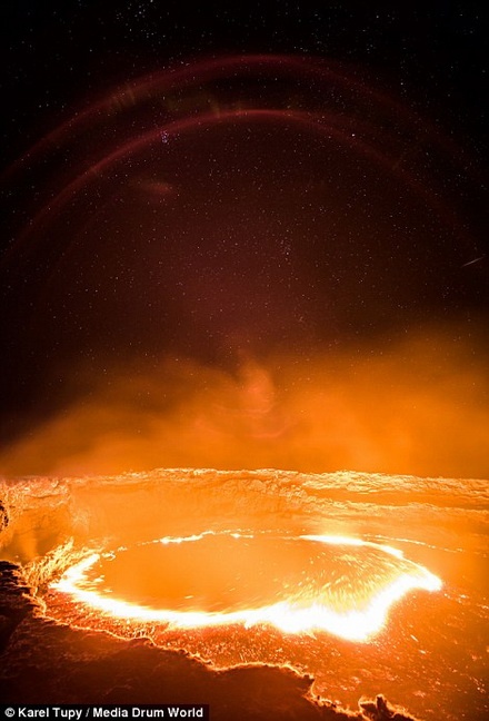 Erta Ale được che chắn bởi dãy núi dài Afar, đông nam Ethiopia. Đây là núi lửa đang hoạt động mạnh nhất tại Ethiopia. 