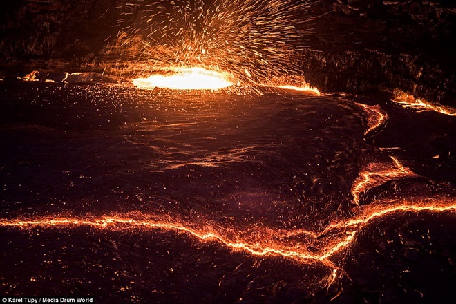 Khung cảnh đáng sợ của hồ dung nham.