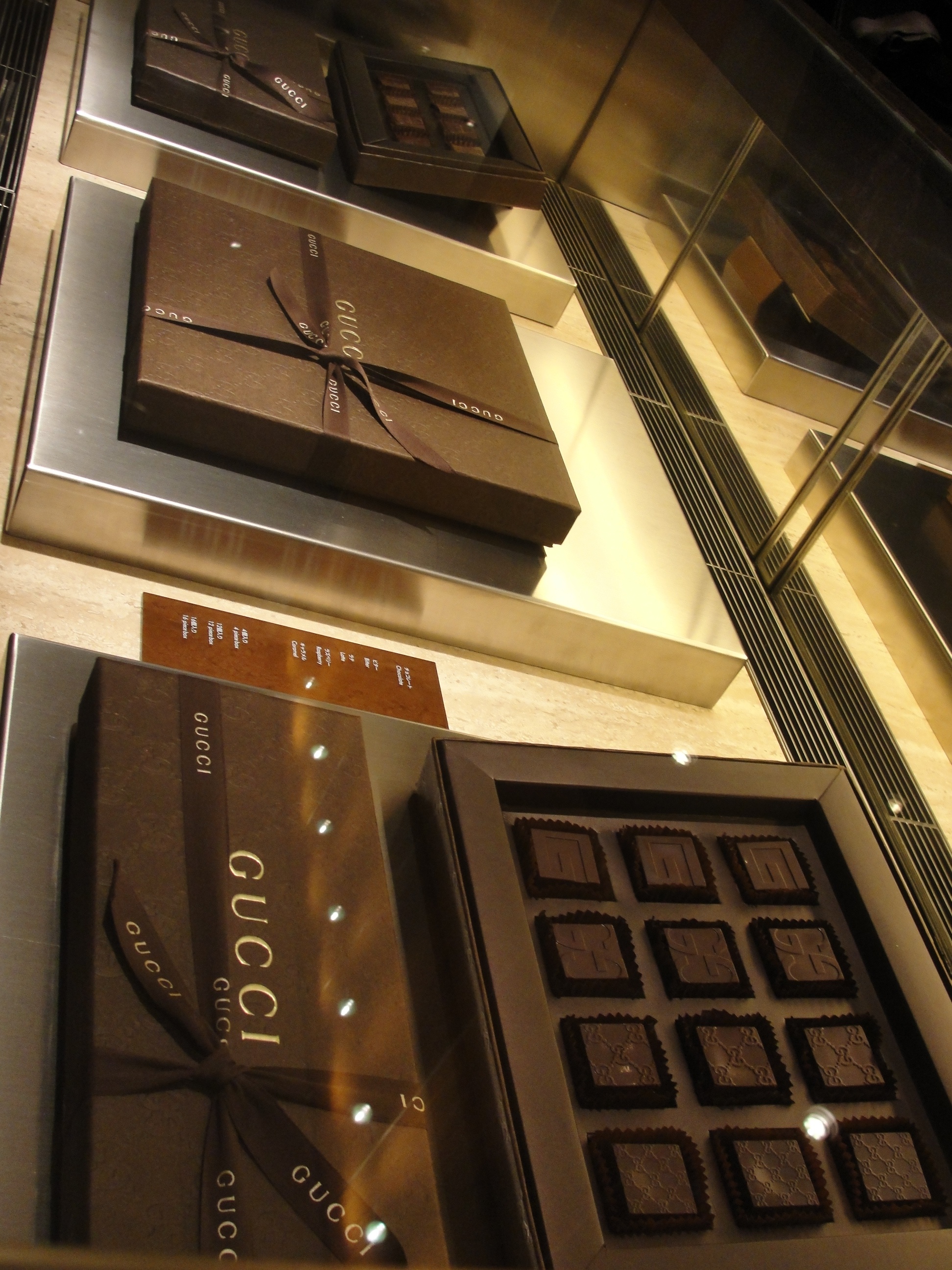 Quán Gucci (Tokyo, Nhật Bản): Khách hàng của quán cà phê này chủ yếu là phụ nữ, thường là những nhân viên công sở hoặc các nữ doanh nhân gặp nhau ăn trưa trong khung cảnh lịch sự và sang trọng của Gucci. Bên trong quán rất rộng rãi, thoải mái, nhưng giá tiền thì không rẻ chút nào: một cốc cà phê đen có giá <abbr class=