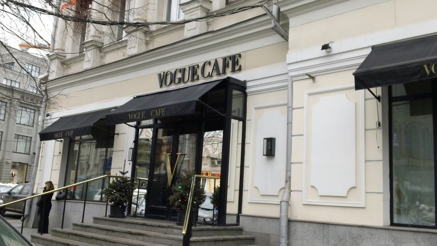 Quán VOGUE Café (Moscow, Nga): Quán cà phê này nằm ở thủ đô của Nga, mở cửa từ năm 2003 và đã trở thành một địa điểm nổi tiếng. Quán phục vụ các món ăn Nga và châu Âu. Sự kết hợp giữa thời trang và những đầu bếp hàng đầu thế giới đem lại cho du khách một trải nghiệm khó quên. Giống như thương hiệu VOGUE luôn tượng trưng cho đẳng cấp, quán được trang trí với hoa tươi, những họa tiết thanh nhã, khăn trải bàn trắng và những ly rượu vang tuyệt đẹp.