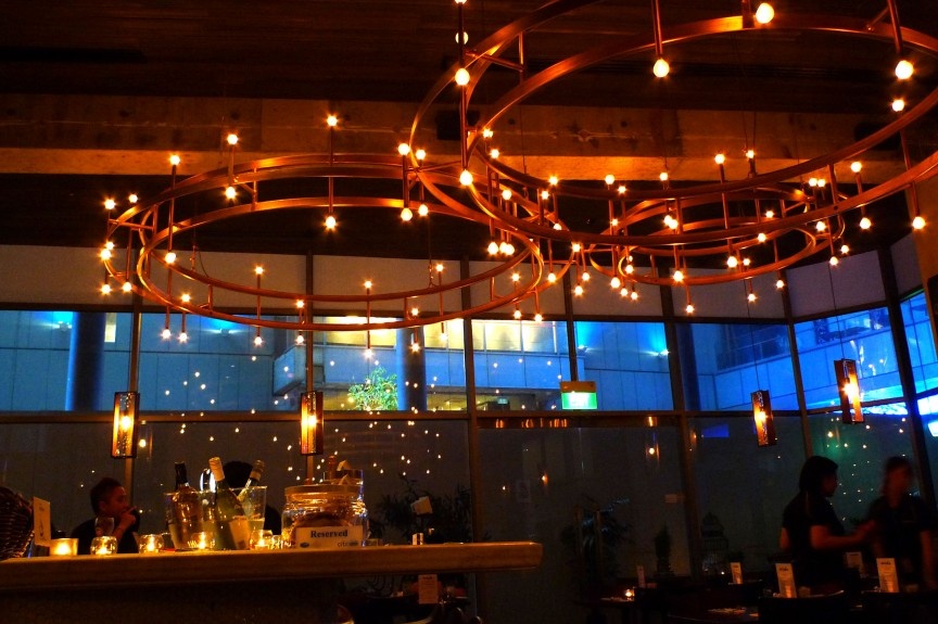 Quán Oriole Café (Singapore): Quán cà phê này nằm ở đường Orchard, khu mua sắm nổi tiếng của Singapore. Oriole nổi tiếng với cà phê đậm đà và món bánh cuộn. Bên trong, ánh đèn ấm áp kết hợp với âm nhạc và các tấm gỗ ốp màu tối đem lại cảm giác sang trọng nhưng hiện đại cho quán.