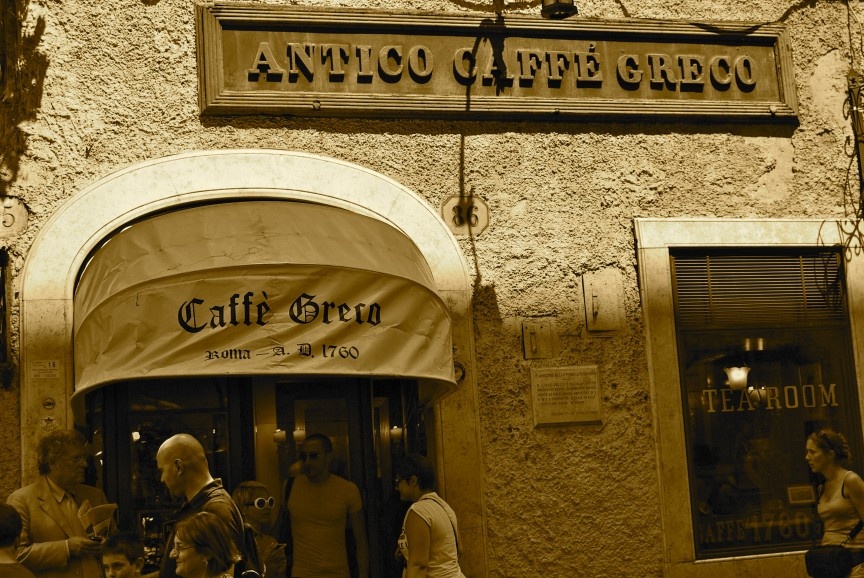 Quán Antico Caffé Greco (Rome, Italy): Đây là quán cá phê lâu đời và nổi tiếng ở Italia, ngay cả Casanova cũng từng dừng chân ở đây để thưởng thức một tách espresso. Giá cả ở đây không rẻ chút nào, thấp nhất là 10 euro cho một cốc cà phê, đổi lại du khách sẽ được đắm mình trong không gian sang trọng và giàu lịch sử này.