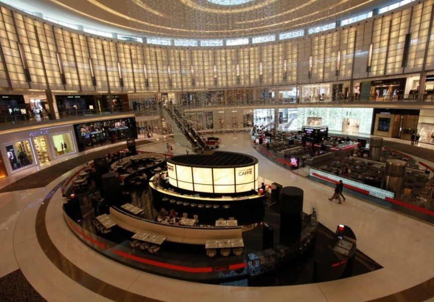 Cà phê Emporio Armani Caffé (Dubai, Các Tiểu vương quốc Ả Rập Thống nhất): Dubai nổi tiếng thế giới với sự giàu có và xa hoa, do đó không có gì bất ngờ khi quán Armani Caffé nằm ở trung tâm thương mại Dubai Mall có mặt trong danh sách này. Giống như thương hiệu thời trang Armani, quán tập trung vào sự đơn giản, lịch sự và sang trọng. Chất lượng đồ ăn và nội thất lịch lãm đem lại ấn tượng khó quên cho du khách. 