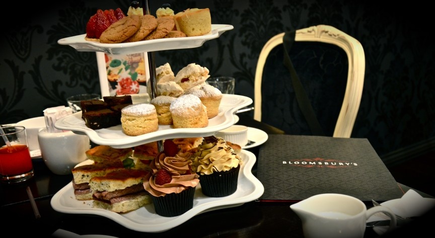 Quán Bloomsbury Café (Dubai, Các Tiểu vương quốc Ả Rập Thống nhất): Quán cà phê này xứng đáng với đẳng cấp của giới nhà giàu ở Dubai. Ngoài nội thất sang trọng, lịch lãm, ở đây còn phục vụ món bánh cupcake phủ vàng có giá lên tới <abbr class=