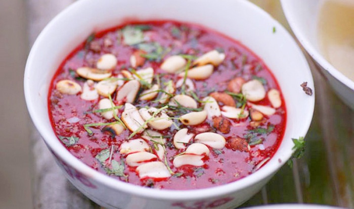 Tiết canh (Việt Nam): Được làm từ tiết vịt, lợn hoặc dê... trộn cùng thịt, sụn, lạc và các loại rau thơm, món tiết canh quả thực khiến nhiều người chỉ nhìn thôi cũng đã thấy sợ rồi.