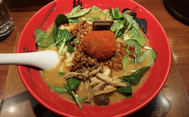 Súp sôcôla (Nhật Bản): Món mì với nước dùng làm từ sôcôla này thường được ăn vào ngày lễ Tình Yêu. Sự kết hợp giữa ngọt và mặn đem lại cho du khách một trải nghiệm thú vị.