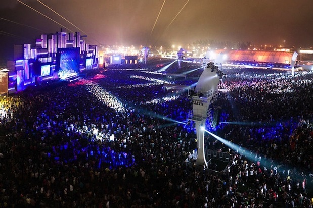 Brazil có lễ hội quanh năm: Thế giới biết tới hai lễ hội nổi tiếng nhất của Brazil là Carnival và lễ đón năm mới, nhưng trên khắp Brazil còn có nhiều lễ hội lớn nhỏ khác diễn ra quanh năm. Ở Rio de Janeiro, chính quyền thường xuyên tổ chức các lễ hội âm nhạc, với các ban nhạc nổi tiếng biểu diễn trên sân khấu khắp thành phố. Trong khi đó, ở Recife, các buổi ca nhạc từ rock tới forro được tổ chức miễn phí cho người dân.