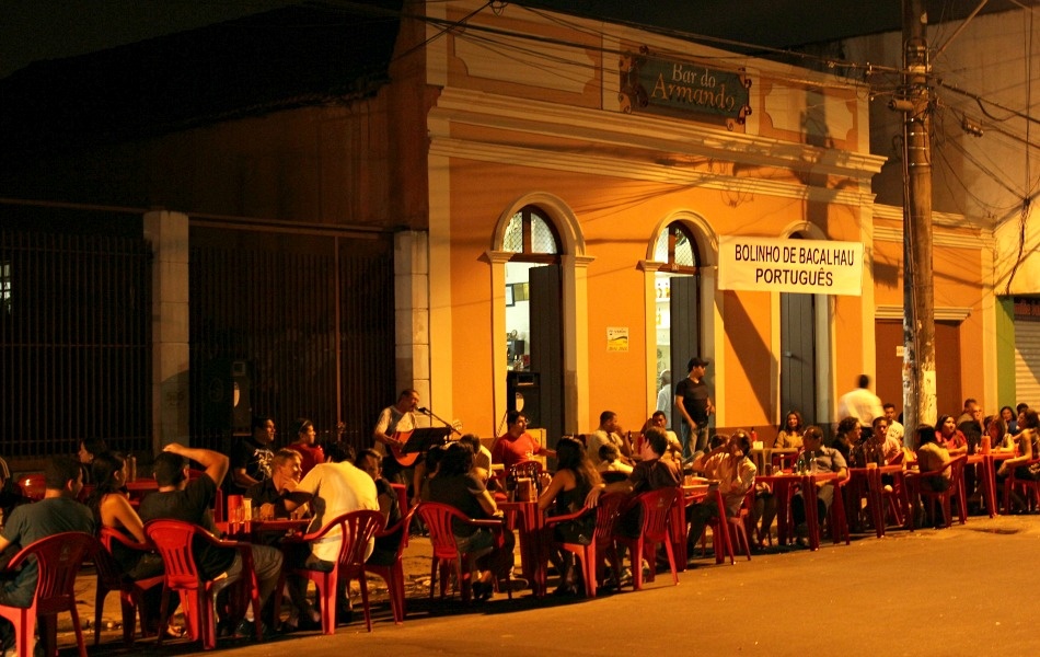 Boteco: Ở đây, các quán bar được thay thế bằng “boteco” - xuất phát từ “botica” của Bồ Đào Nha và “bodega” của Tây Ban Nha có nghĩa là cửa hàng tạp hóa. Có thể coi boteco là một dạng quán bar giá rẻ, nơi du khách ngồi trên các bàn ghế thấp bằng nhựa trên vỉa hè, thưởng thức bia và ăn những món như khoai tây chiên, lạc...