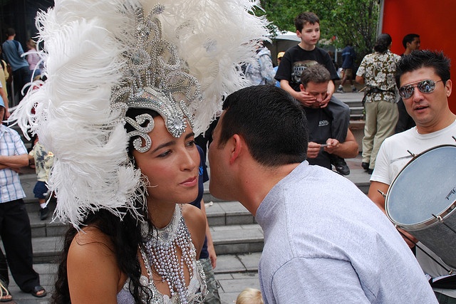 Người Brazil thích đụng chạm: Bạn có thể thấy người Brazil, dù lạ hay quen, đều đứng gần nhau khi nói chuyện Cả nam giới và phụ nữ đều thường xuyên chạm vào bạn, nắm tay hay vỗ nhẹ vào vai bạn, do đó đừng hoảng sợ khi điều này xảy ra.