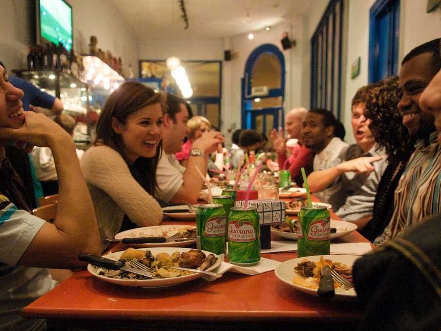 Đừng ăn bằng tay: Ở Brazil, bạn phải dùng khăn giấy để cầm những món thường được ăn bằng tay không như bánh mì kẹp, pizza, gà rán, thậm chí bạn sẽ phải dùng dao và dĩa để ăn pizza. Việc chạm tay vào thức ăn được coi là bất lịch sự.