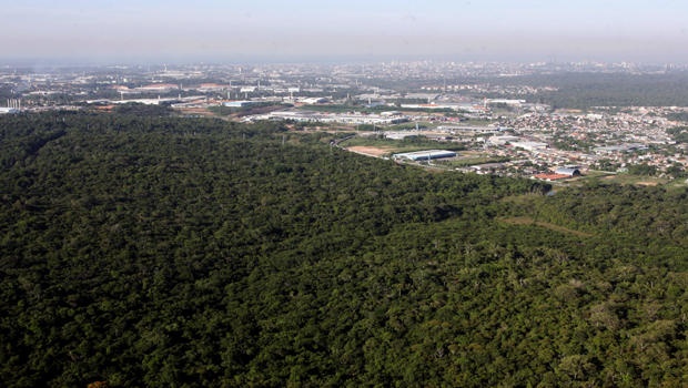 Một trong những thành phố lớn nhất của Brazil nằm giữa Amazon: Khu kinh tế tự do Manaus nằm ở nơi nhánh sông Rio Negro  đổ vào Amazon. Từ nơi ở của những nhà buôn cao su vào thế kỷ 19, ngày nay đây là một thành phố công nghiệp với hơn 2 triệu dân, sản xuất đủ loại hàng hóa, từ điện thoại di động, xe máy tới đĩa CD. 