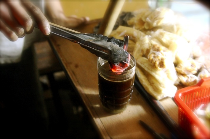 2. Kopi Joss: Điều khiến loại cà phê này đặc biệt là than củi. Phổ biến ở Yogyakarta, Indonesia, món này được chế biến tương tự như cà phê kiểu Java, với bột cà phê và đường hòa nước nóng. Sau đó, một viên than đá nóng đỏ được cho vào hỗn hợp để trung hòa axit của cà phê. 