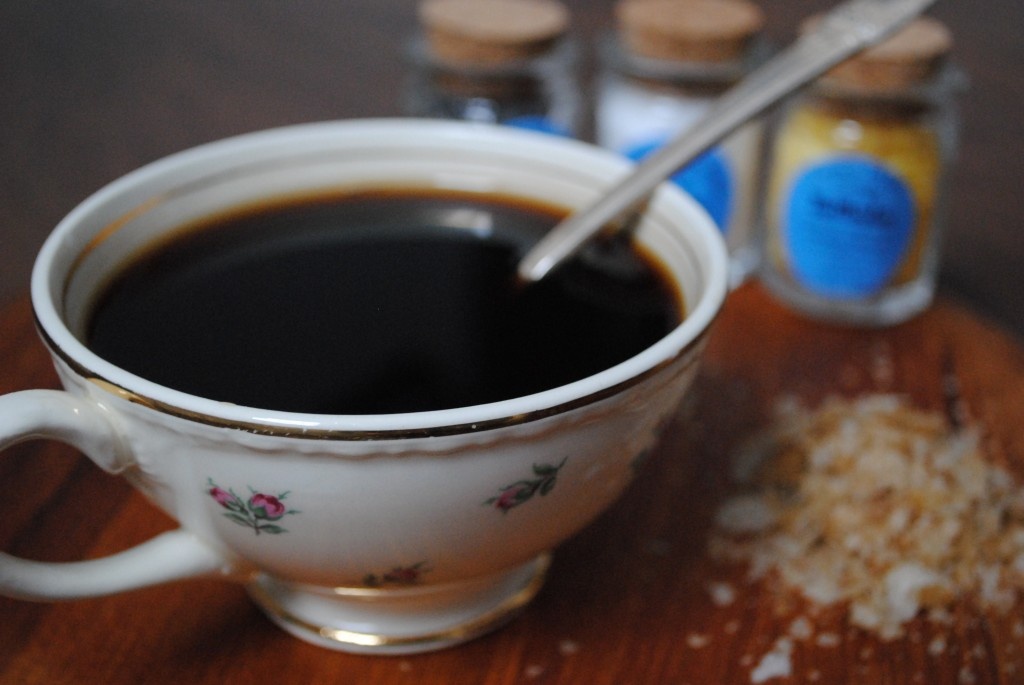 4. Cà phê muối: Không phải là họ nhầm đường với muối mà thực tế loại cà phê có pha thêm chút muối này rất phổ biết ở vùng Bắc Scandinavia, Siberia, Thổ Nhĩ Kỳ, Hungary, Ethiopia và Eritrea. Việc cho thêm chút muối không làm cà phê mặn mà sẽ giảm bớt độ đắng của cà phê.