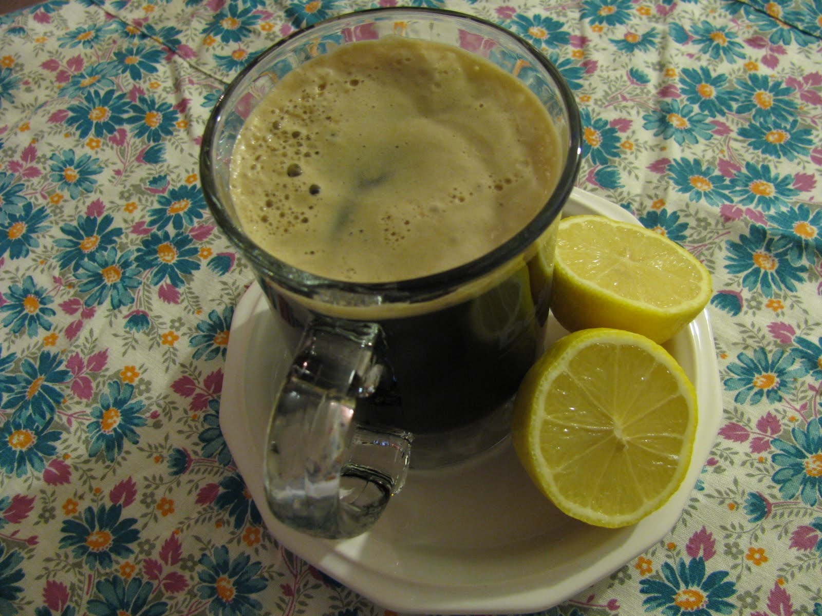 9.  Cà phê chanh: Ở Sao Paulo, Brazil và Italy có món cà phê được pha với chanh. Vị chanh làm giảm độ nóng của cà phê và có tác dụng giảm đau đầu.