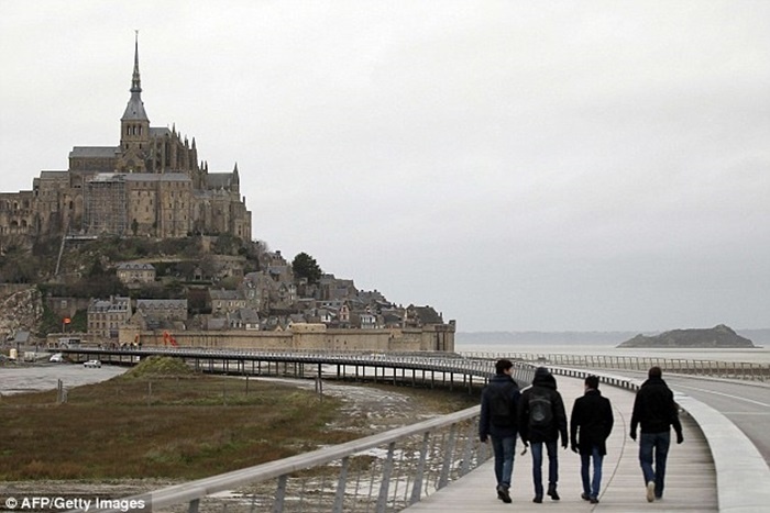 Hòn đảo Mont Saint Michel đặc biệt khi như nổi trên nước khi lại nằm trên bãi cát mênh mông..