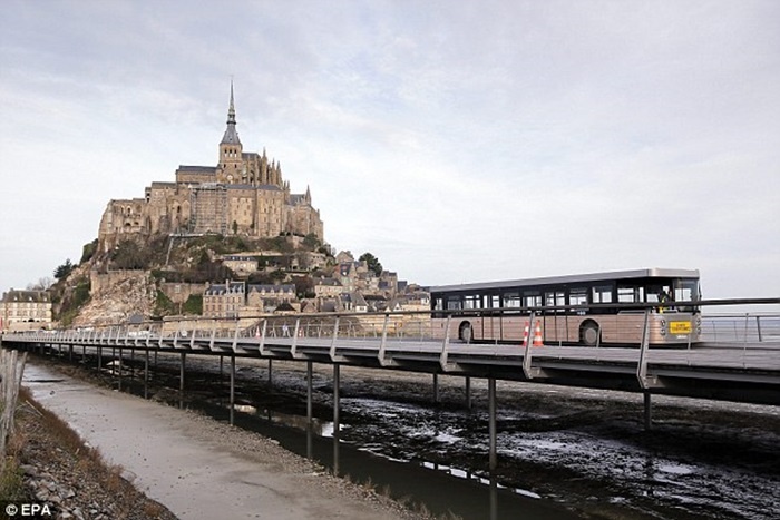 Trước đây có cây cầu nối đảo với đất liền nhưng hiện tại một con đường đã được xây dựng. Tuy nhiên, điểm đặc biệt là thủy triều thay đổi khiến nước tràn cả đường đi.