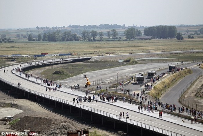 Chính vì vậy, hòn đảo này có lúc nằm nổi giữa biển nước mênh mông cũng có lúc nằm giữa bãi cát mênh mông hướng ra biển Normandy (Tây Bắc nước Pháp)