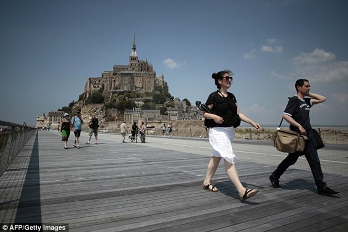 Đảo rộng chưa đến 4km2 có một ngôi làng cùng với tu viện.