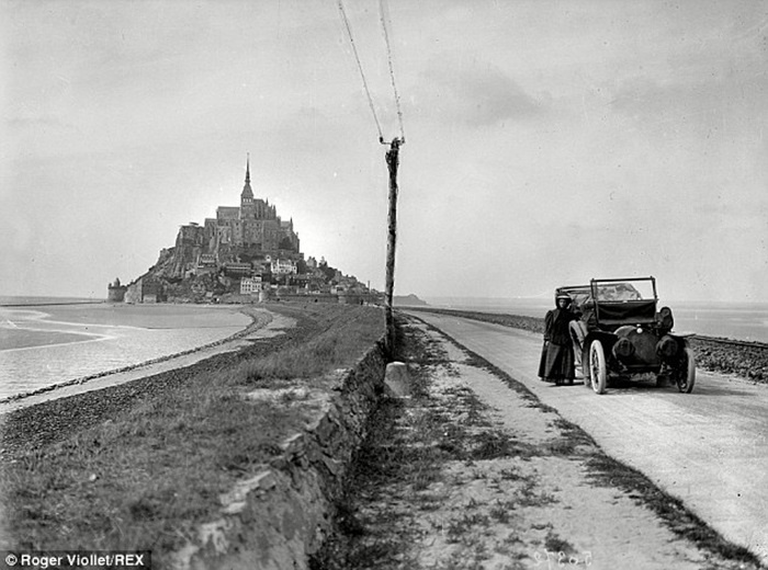 Đảo cũng trải qua nhiều thăng trầm, một vụ cháy năm 922 đã thiêu rụi những công trình tôn giáo đầu tiên, sau đó tu viện được xây dựng nhưng lại xảy ra cháy