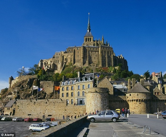 Mont Saint Michel nằm trong số 3 thắng cảnh được nhiều khách du lịch đến nhất sau tháp Elfel