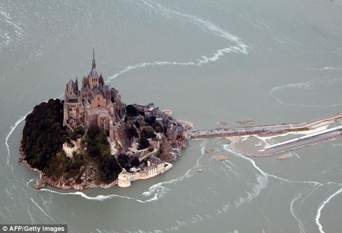 Hon dao luc noi tren mat nuoc, khi nam tren bai cat hinh anh